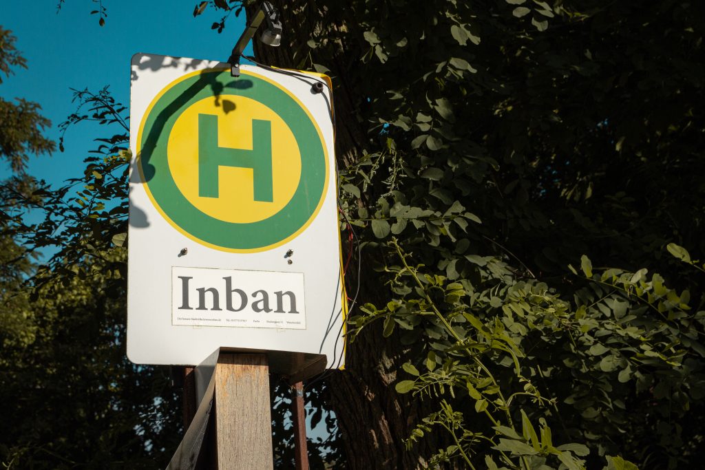 Ein Inban-Haltestellen Schild.