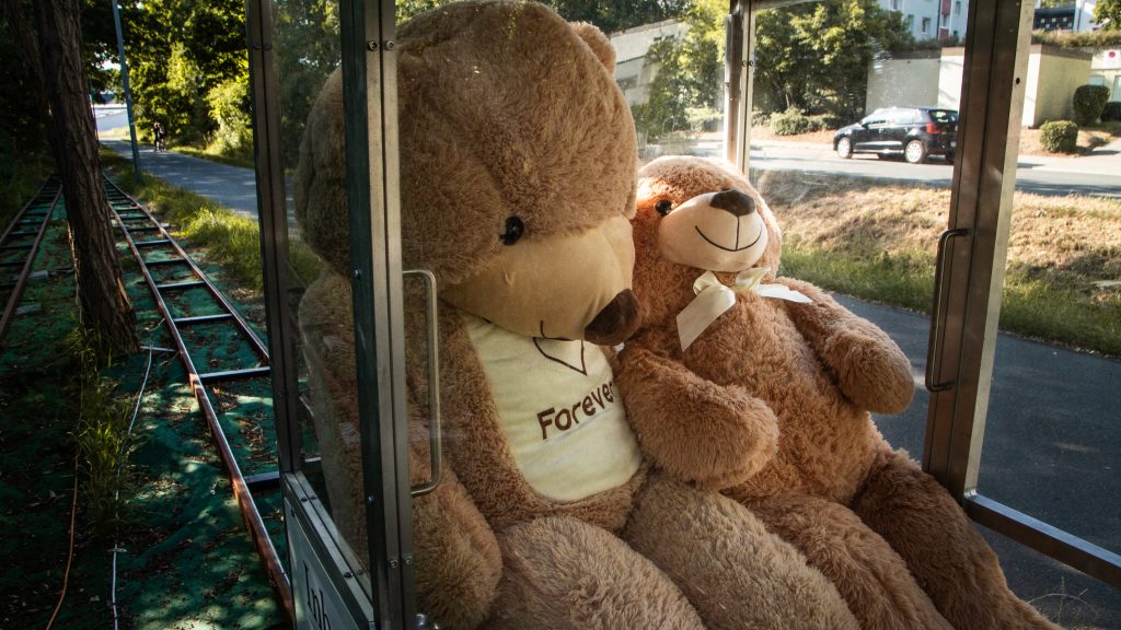 Ein Inban-Shuttle mit zwei großen Teddybären als Fahrgäste. 